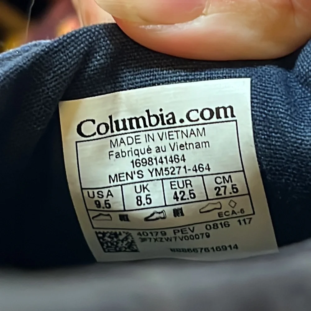 Columbia mens boat